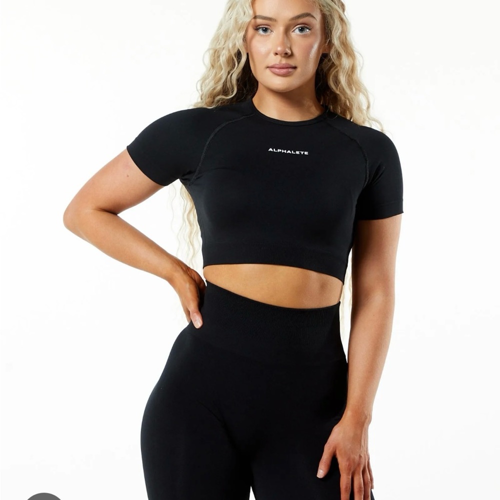 Alphalete amplify black ss crop top